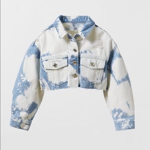 DENIM TIE-DYE JACKET Crop denim overshirt with lapel collar and long sleeves.